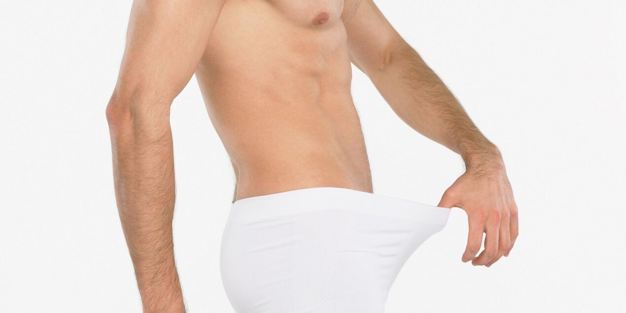 Muž přemýšlí o zvýšení penisu s masáží