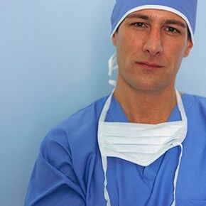 lékař provádějící operaci zvětšení penisu